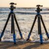 海辺の波打ち際に立つ防水三脚 Leofotoポセイドンシリーズ(LP-324C/LP-284C)