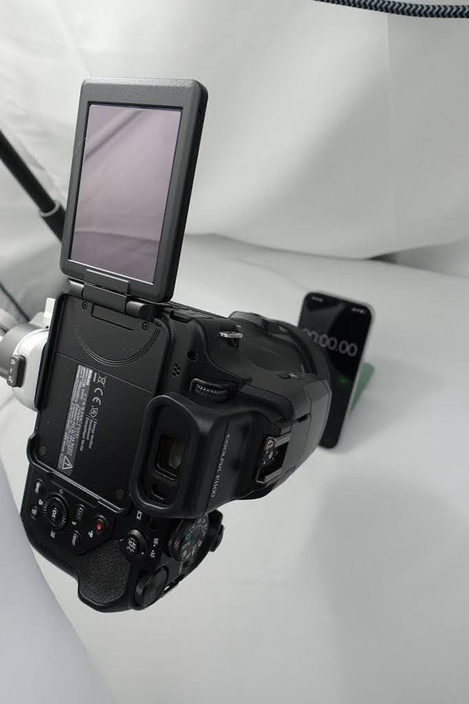 iPhoneのストップウォッチをP1100で連写撮影して検証中