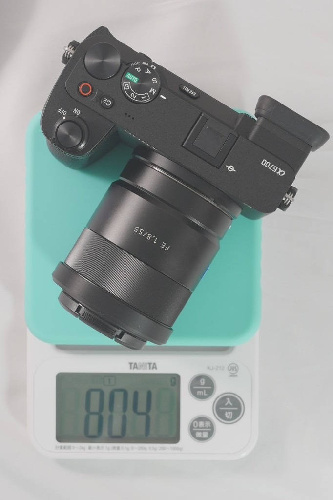 α6700＋55mmをはかりに載せたところ